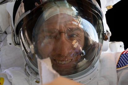 Frank Rubio durante una caminata espacial en su Unidad de Movilidad Extravehicular, el 15 de noviembre de 2022.