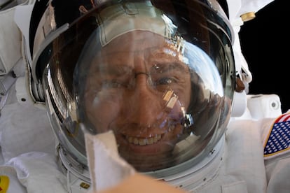 Frank Rubio during a spacewalk in his Extravehicular Mobility Unit, on November 15, 2022.
