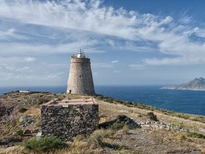 La torre de los Lobos (Níjar, Almería) funciona como un faro. Al fondo, el cerro de los Frailes.