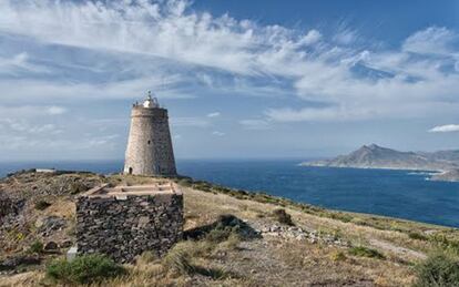 La torre de los Lobos (Níjar, Almería) funciona como un faro. Al fondo, el cerro de los Frailes.