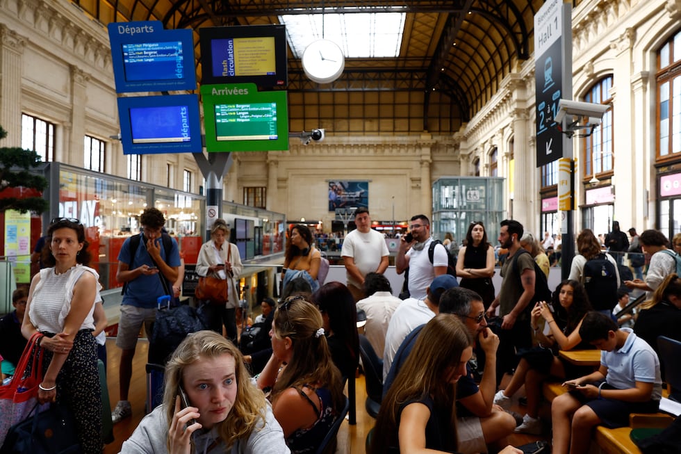 Viajeros afectados por el sabotaje a la red ferroviaria francesa, este viernes en la estación de trenes Saint Jean, en Burdeos. 