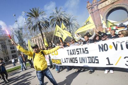 Diversos taxistes protesten pel centre de la ciutat durant la vaga de taxistes a Barcelona.
