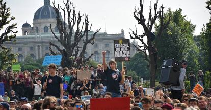 Manifestantes exigen la salida del Gobierno del líder de la ultraderecha, Heinz-Christian Strache, y de su partido, el 18 de mayo en Viena. 