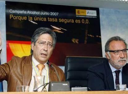 El director general de Tráfico (a la derecha) y el presidente de Aspaym, durante la presentación de la campaña.