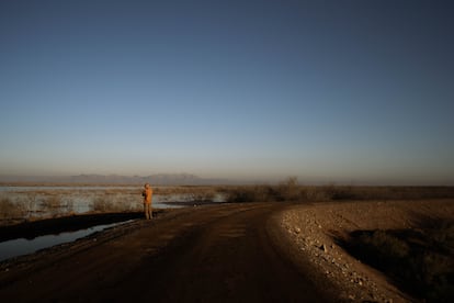 Tomás Rivas Salcedo en el estuario que se encuentra al sur de Mexicali, Estado de Baja California.