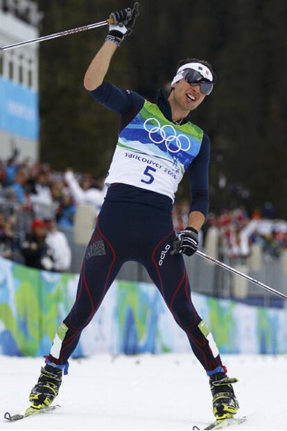 El francés Jason Lamy celebra su victoria oro en la prueba de la combinada nórdica