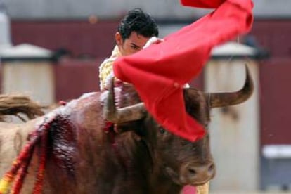 Fernando Cruz, en su primer toro, al que cortó una oreja.