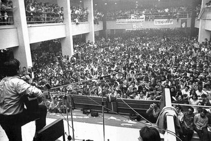 Imagen del histórico concierto de Raimon en la facultad de Económicas de la Universidad Complutense de Madrid en 1968, en una imagen (de Juan Santiso) del archivo del cantante que se exhibe en la exposición de Xàtiva.