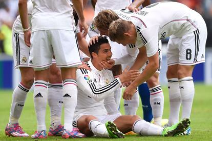 Cristiano Ronaldo es felicitado por sus compañeros del Real Madrid tras conseguir el primer gol en el partido contra el Deportivo de La Coruña en el estadio de Riazor.