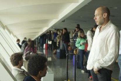 Jeff Ballard (de pie), Mark Turner y Larry Grenadier esperando al vuelo en el aeropuerto de Bilbao
