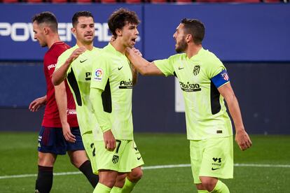 João Félix es felicitado por Vitolo y Koke tras marcar de penalti el primer gol del Atlético ante Osasuna (1-3) en El Sadar. / (AP)