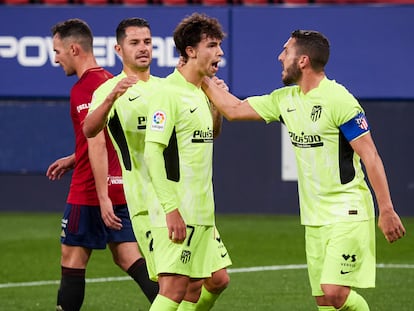 João Félix es felicitado por Vitolo y Koke tras marcar de penalti el primer gol del Atlético ante Osasuna (1-3) en El Sadar. / (AP)