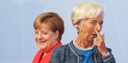 Ojito que te estoy vigilando: La canciller alemana, Angela Merkel (izquierda), le da la bienvenida a la directora gerente del Fondo Monetario Internacional, Christine Lagarde, al inicio de la cumbre del G20 el 7 de julio de 2017 en Hamburgo, Alemania.