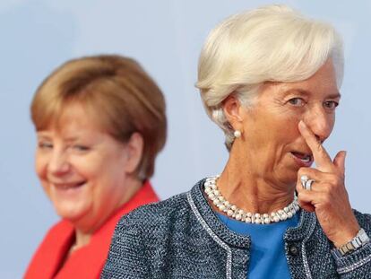 Ojito que te estoy vigilando: La canciller alemana, Angela Merkel (izquierda), le da la bienvenida a la directora gerente del Fondo Monetario Internacional, Christine Lagarde, al inicio de la cumbre del G20 el 7 de julio de 2017 en Hamburgo, Alemania.