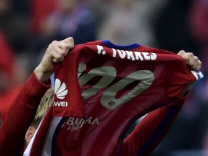 Torres, con la camiseta de los 100 goles.