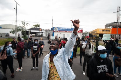 Un grupo de manifestantes por el asesinato del estadounidense George Floyd se encuentra en Bogotá, Colombia, en 2020.