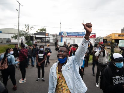 Un grupo de manifestantes por el asesinato del estadounidense George Floyd se encuentra en Bogotá, Colombia, en 2020.