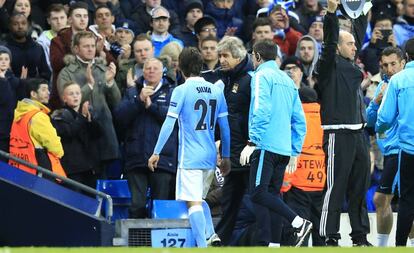 David Silva (21), se retira lesionado ante el Real Madrid.