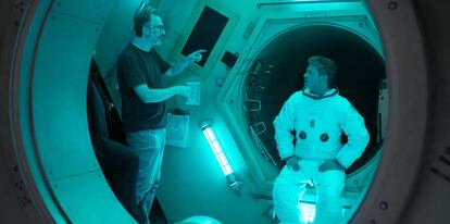 James Gray da instrucciones a Brad Pitt en el rodaje de 'Ad Astra'