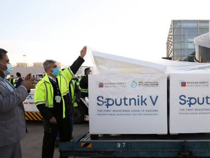 Borrell espera que la UE registre la vacuna rusa Sputnik V