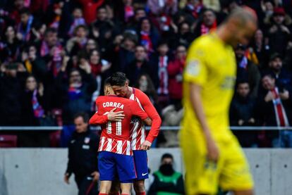 Fernando Torres celebra el segundo gol del Atlético de Madrid junto a su compañero Correa.