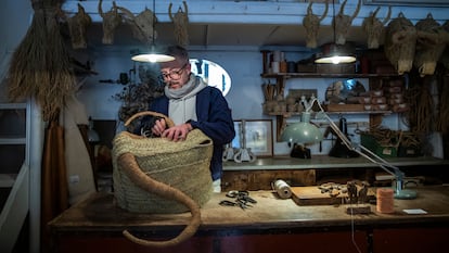 Un artesano del esparto trabaja en la tienda de Javier S. Medina en Madrid, el 12 de enero de 2023.