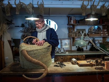 Un artesano del esparto trabaja en la tienda de Javier S. Medina en Madrid, el 12 de enero de 2023.