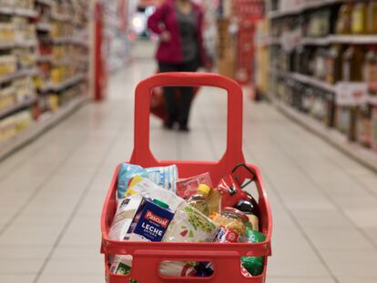 Cesta de la compra con productos básicos en un supermercado  de Madrid.