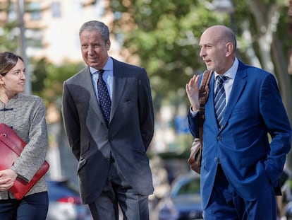 El expresident de la Generalitat Valenciana y exministro Eduardo Zaplana (c), acompañado por sus abogados, a su llegada a la Ciudad de la Justicia de Valencia donde es juzga.