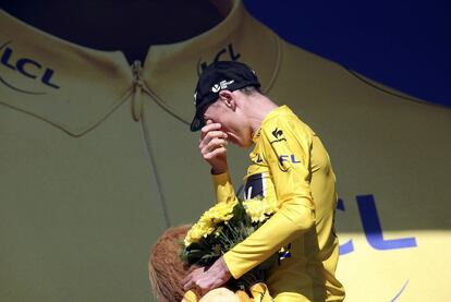 Froome, emocionado, en el podio del Alpe D'Huez