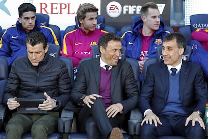 Luis Enrique departe con el resto del cuerpo técnico del Barcelona.