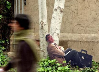 Fotografía de Ernest Lluch en una exposición de 2009 sobre su trayectoria.