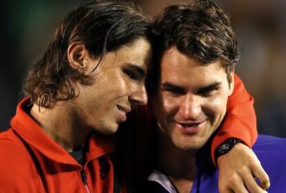 Rafael Nadal abraza a un Federer envuelto en lágrimas tras batirle en la final del Abierto de Australia en 2009. La pasada edición de Wimbledon ha escenificado un distanciamiento por una polémica en la que Federer clamó por el tiempo de saque en cada punto y Nadal respondió sintiéndose atacado..