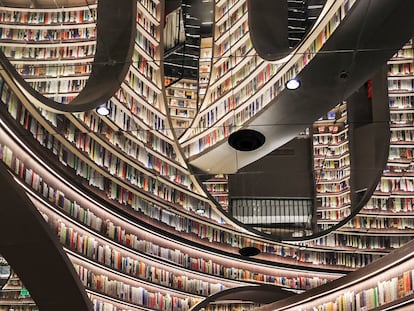 Interior de la librería Zhongshuge,diseño de arquitectura moderno-futurista, utilizando el reflejo del espejo