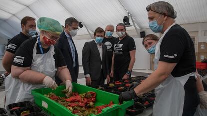 José Luis Martínez-Almeida, acompañado del concejal del distrito de Latina, Alberto Serrano visita las cocinas del Mirador del Aerodromo de Cuatro Vientos dentro de la campaña de apoyo a la alimentación de la población vulnerable.