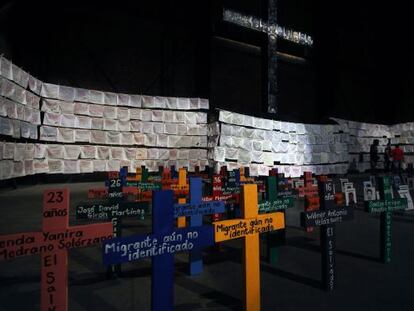 <b>BORDAR LA PAZ.</b> Una exposición en Guadalajara en memoria de las víctimas del narcotráfico en México reúne miles de pañuelos con los nombres de los muertos.