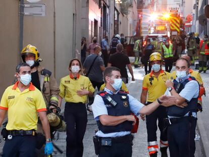 Equipos de emergencias médicas y 'mossos' en el incendio, este miércoles.