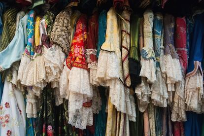 Coloridos vestidos tradicionales cuelgan de los armarios del taller Pietro Longhi.