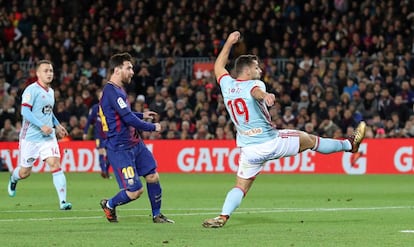 Lionel Messi marca el primer gol del partido.