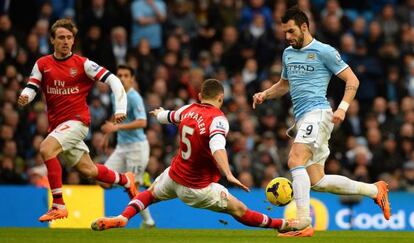 Negredo encara a Vermaelen.