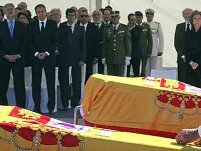 El Rey coloca sobre los féretros de los dos soldados muertos la Cruz al Mérito Militar con distintivo rojo.