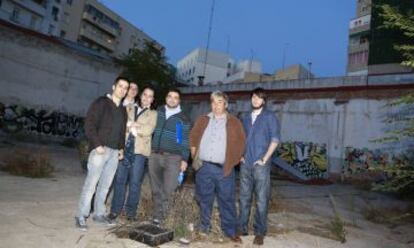 Seis vecinos del edificio desplomado en enero de 2010 en Tetuán.