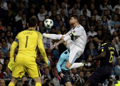 El portero francés del Tottenham Hugo Lloris y el defensa del Real Madrid Sergio Ramos (d).