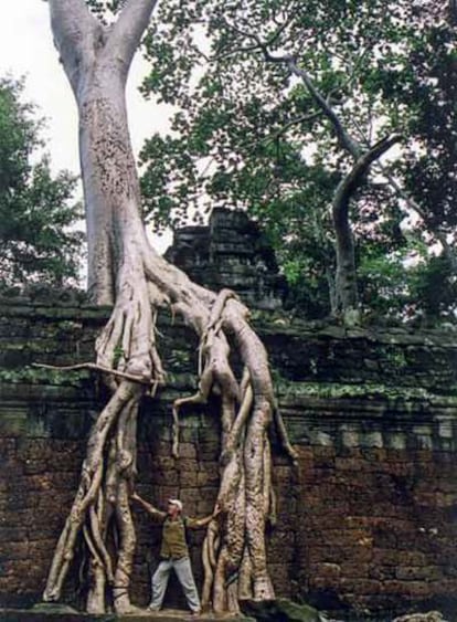 El autor de la carta, frente al templo de Ta Prohm, rodeado de árboles, en Camboya.