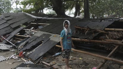 Um homem em Carita, no distrito de Pandeglang, depois do tsunami.