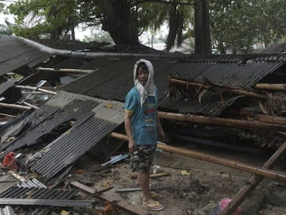 Um homem em Carita, no distrito de Pandeglang, depois do tsunami.