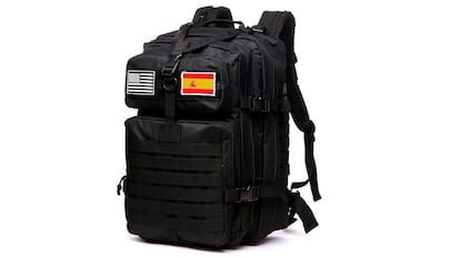 Mochila militar sobre fondo blanco