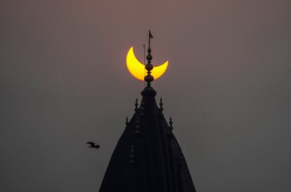 El eclipse visto tras el templo Raghunath de Srinagar, en la Cachemira india. 