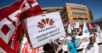 Protesta de delegados sindicales de STC, CC OO, UGT y SIO, ayer, frente a la sede de Huawei en España.