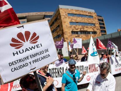 Protesta de delegados sindicales de STC, CC OO, UGT y SIO, ayer, frente a la sede de Huawei en España.